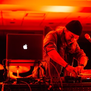 08 DJ全嗨女 英文 -DJ神圣大地